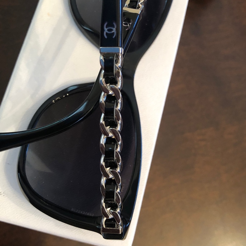 CHANEL Chic Black Sunglasses - Picture 8 of 10